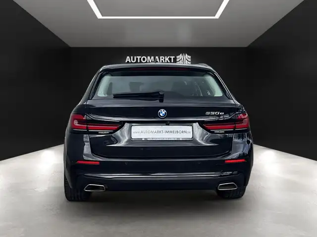 BMW 5 Series view 10