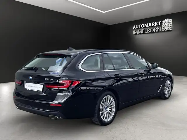 BMW 5 Series view 8
