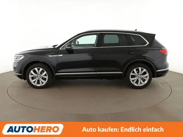 Volkswagen Touareg view 3