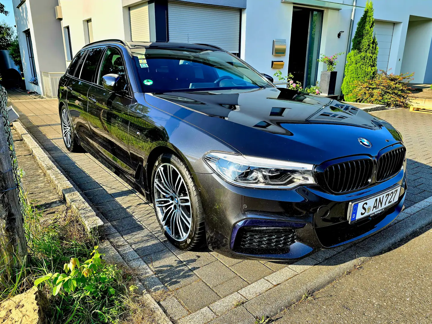 BMW 530 530d xDrive Touring Aut. M-Paket voll s.g. Zust. Šedá - 1
