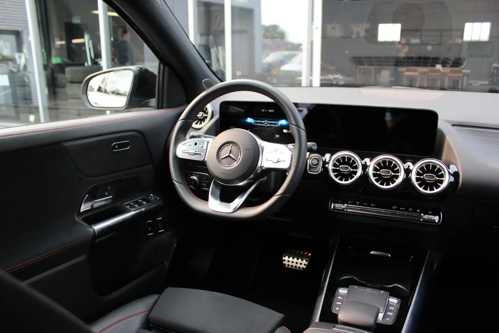 Mercedes-Benz GLA 250 e AMG Line | Distronic | Trekhaak | 360° | Šedá - 2