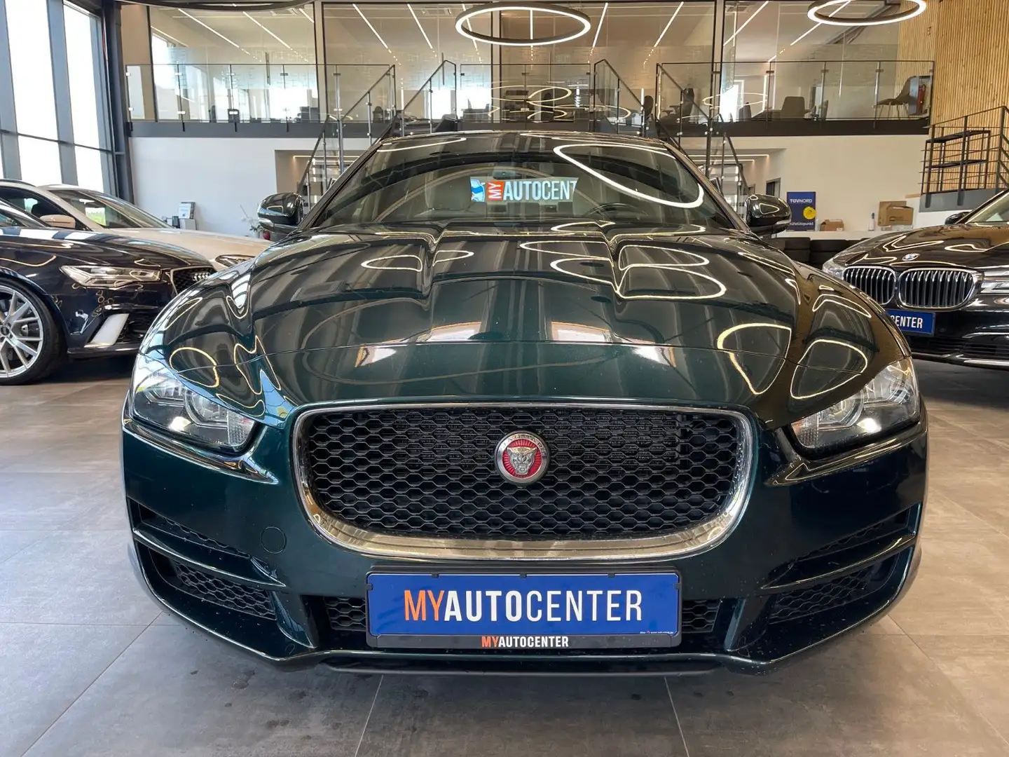 Jaguar XE Pure 2.0d Aut. *NAVI*TEMPOMAT*KLIMAAUT.*SHZ* Grün - 2