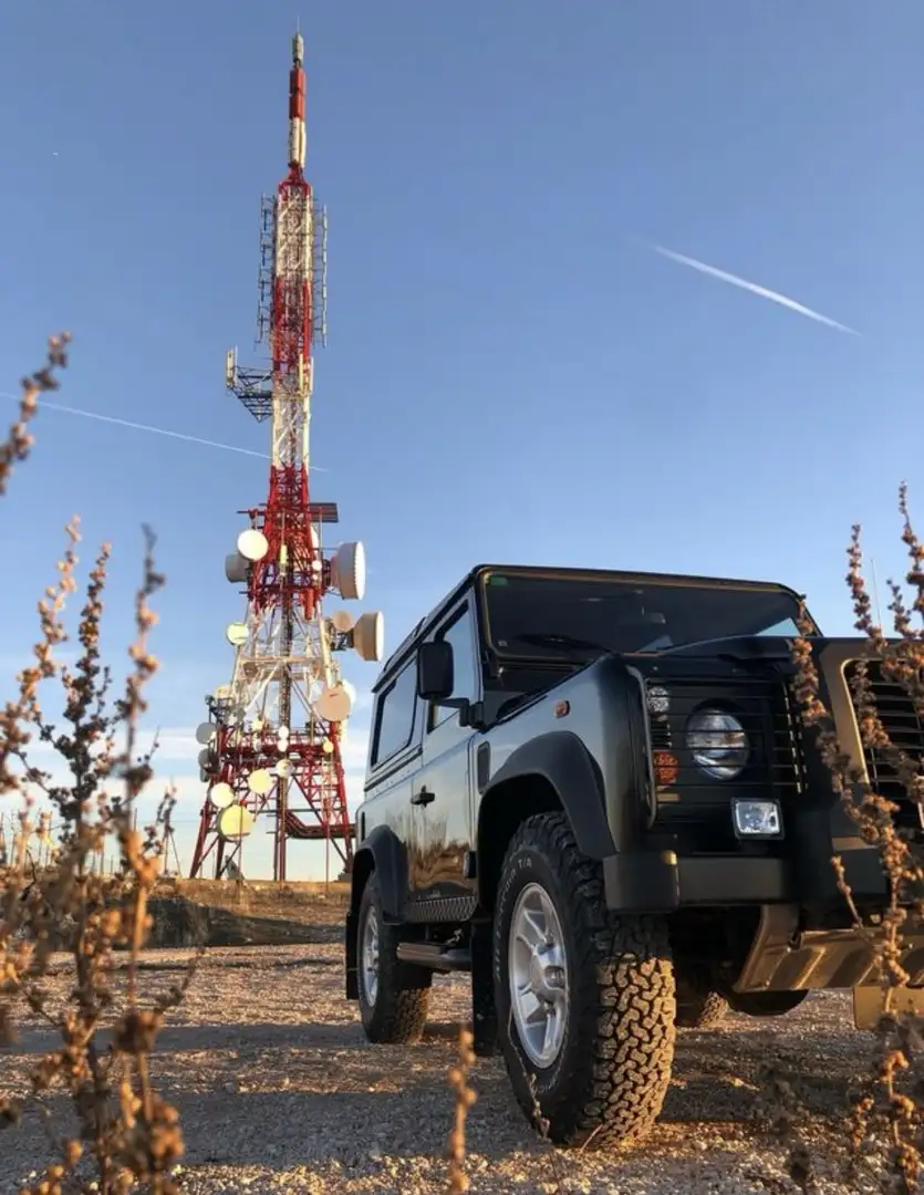 Land Rover Defender 90 SW SE - 2