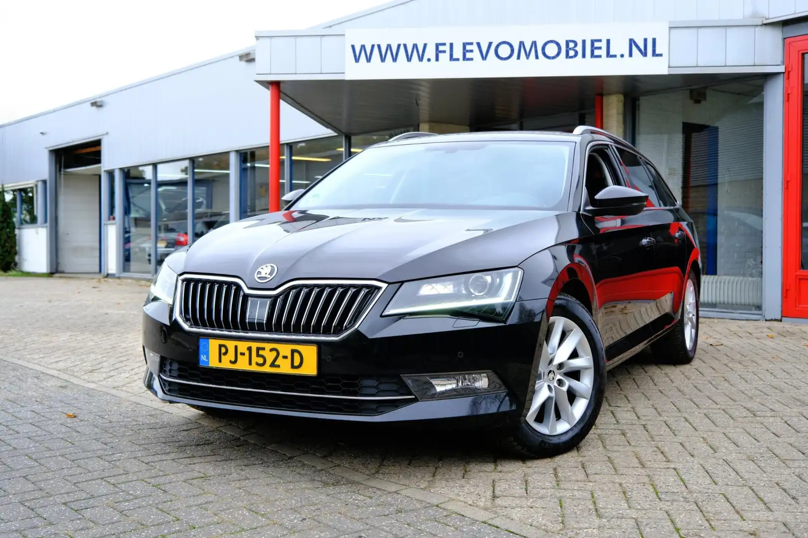 Skoda Superb Combi 1.6 TDI Style Business Xenon|Navi|ParkAssist Zwart - 1