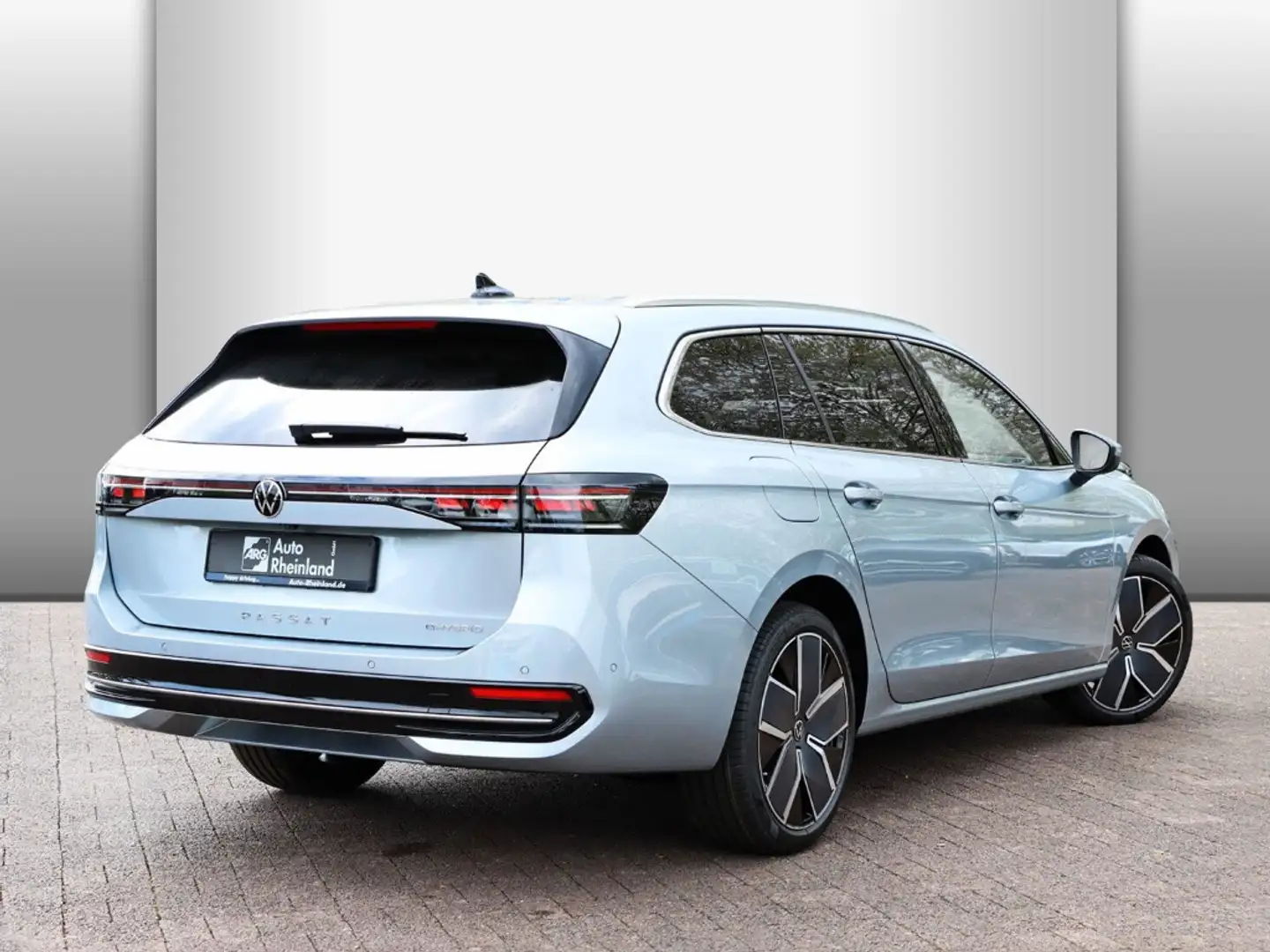 Volkswagen Passat Elegance 1,5 l eHybrid DSG LEDER/BUSINESSP./AHK/IQ Silber - 2