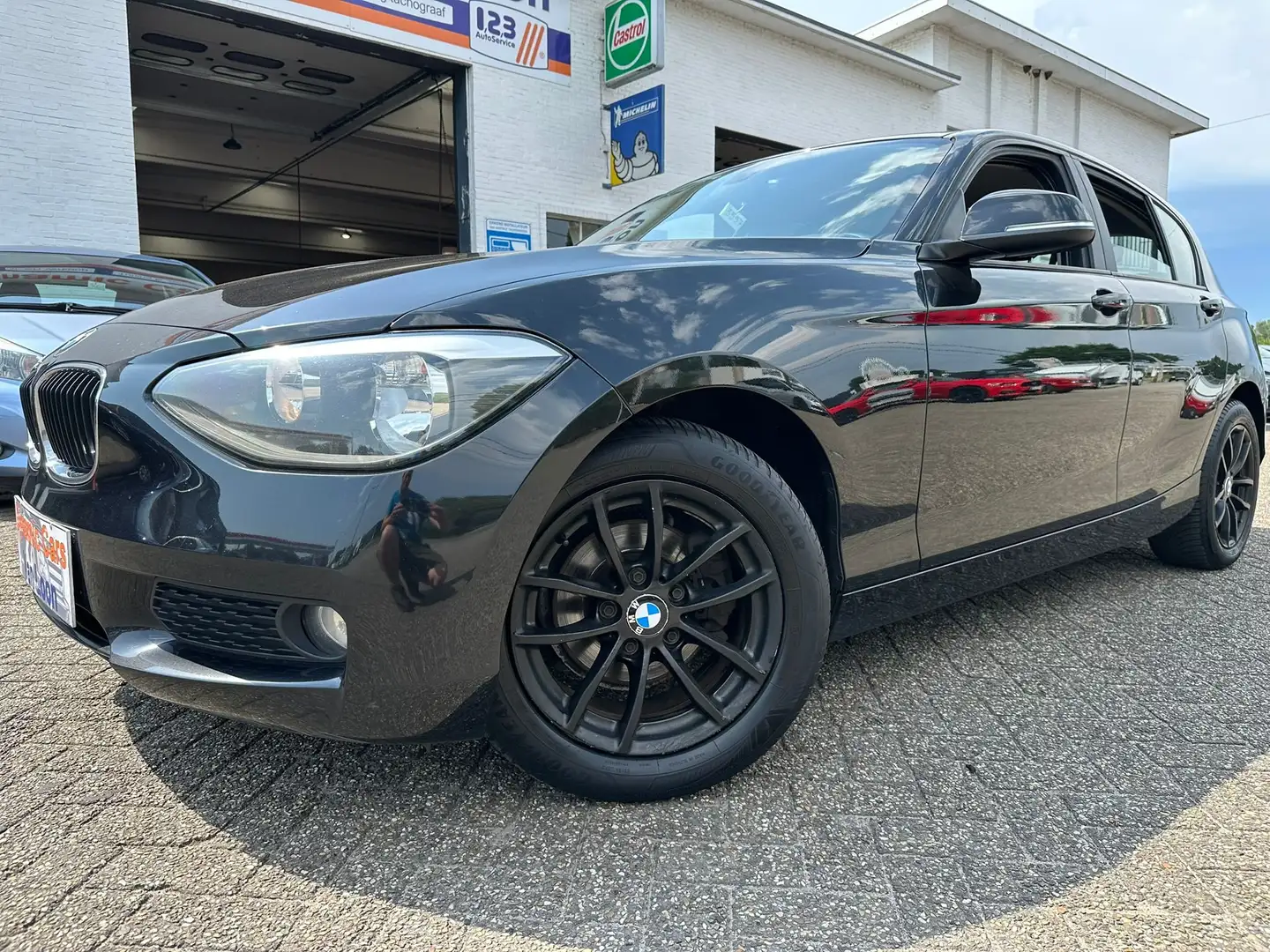 BMW 114 Urban Line, Cruise, Airco, Multistuur, Navi. Noir - 1