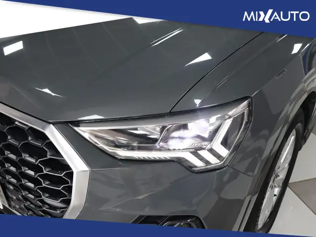 Audi Q3 view 10