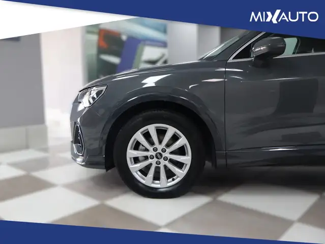 Audi Q3 view 8