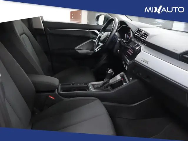Audi Q3 view 15