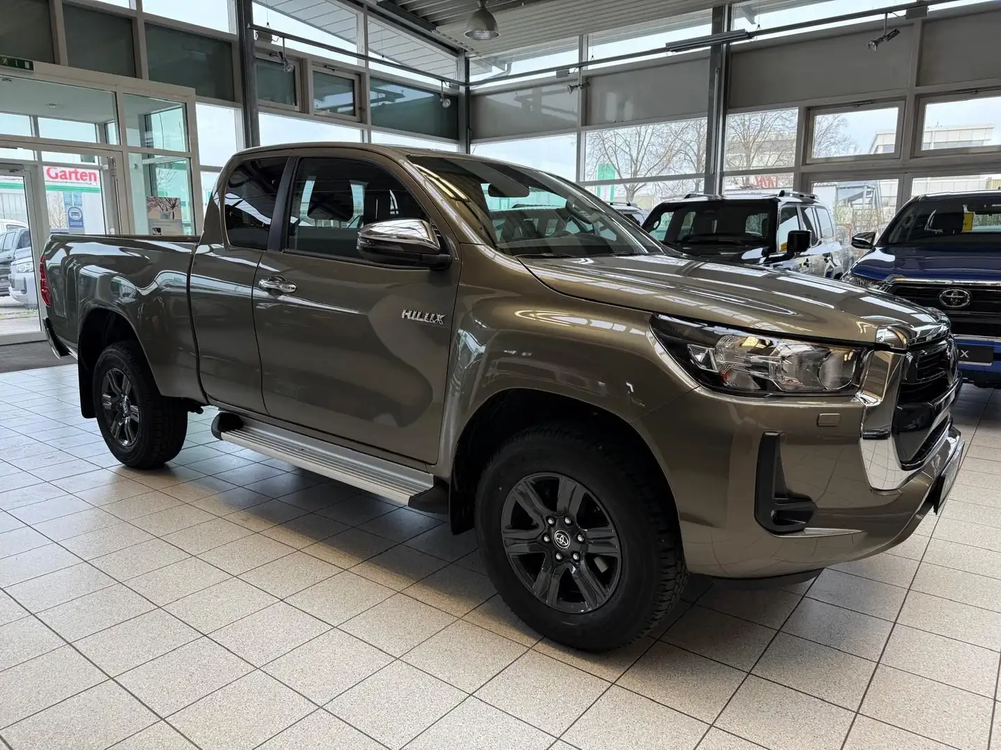 Toyota Hilux HILUX 4x4 EXTRA CAB-AUTOMATIK-COMFORT-MOD. 2025 Brown - 1
