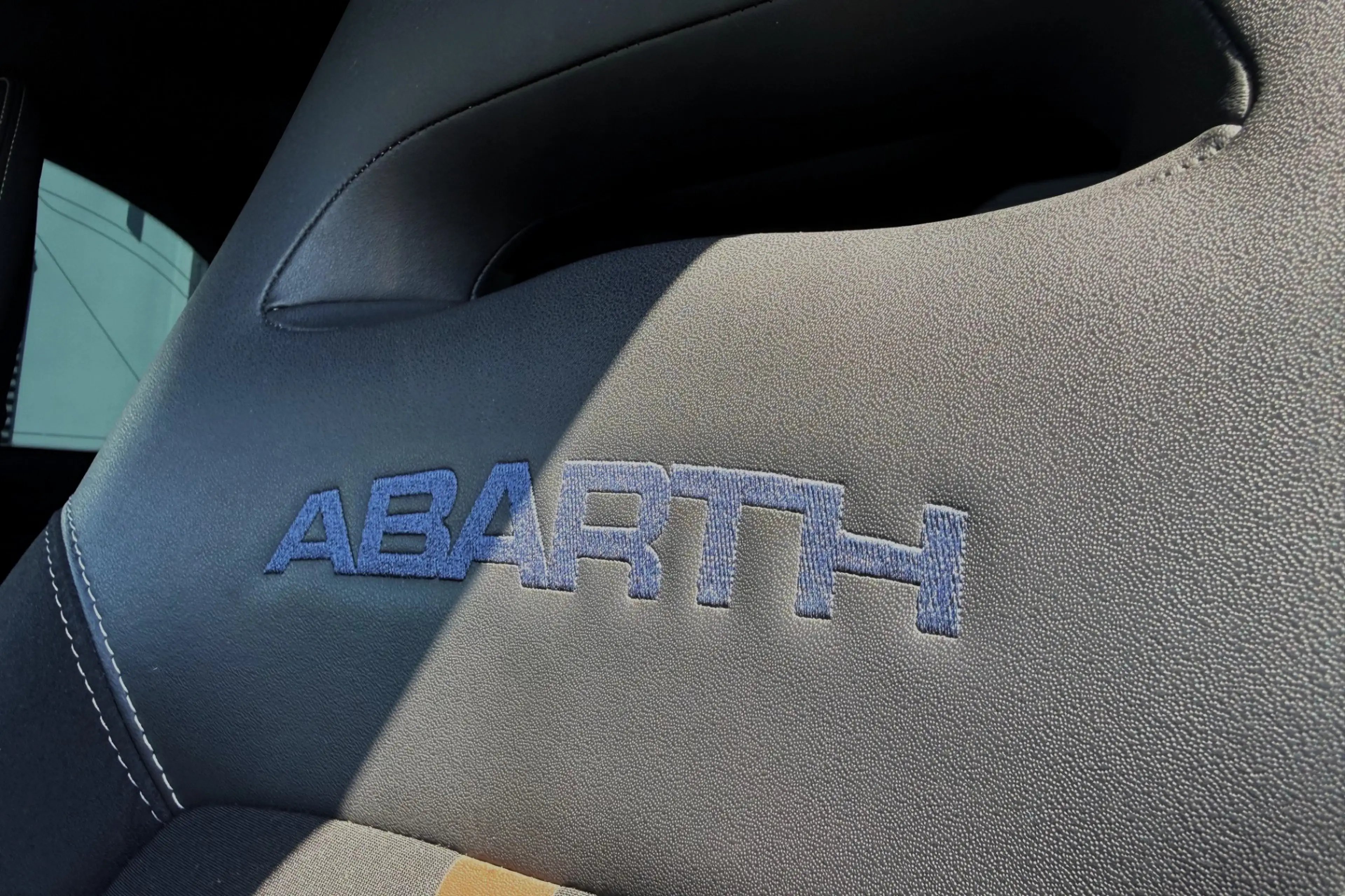 Fiat 500 Abarth 1.4 T-Jet 695 Competizione 70th Anniversary 180pk — photo 10