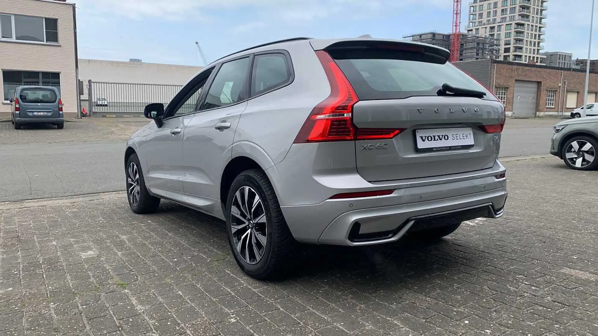 Volvo XC60 Plus Dark B4 mild hybride | Adapt Cruise | Zetelve Argent - 2
