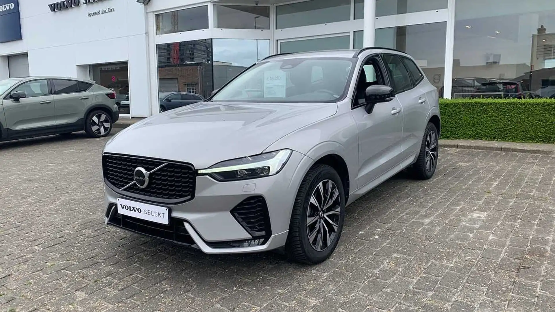Volvo XC60 Plus Dark B4 mild hybride | Adapt Cruise | Zetelve Zilver - 1