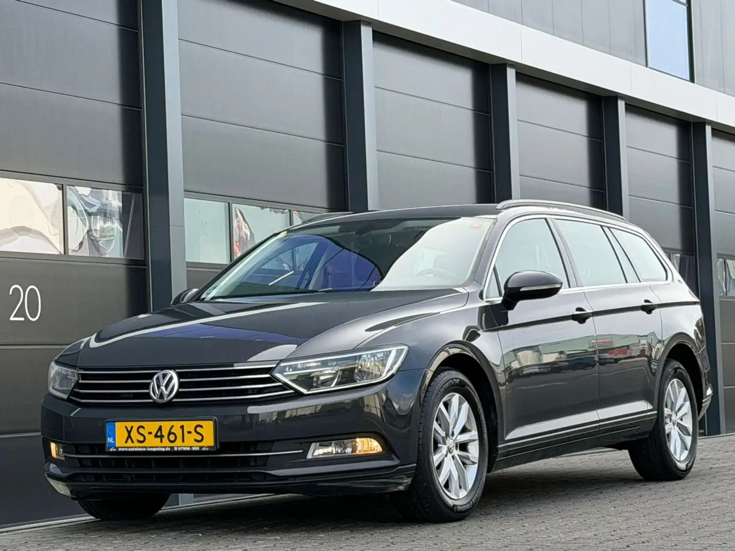 Volkswagen Passat Variant 2.0 TDI Navi Clima AUTOMAAT Grijs - 1