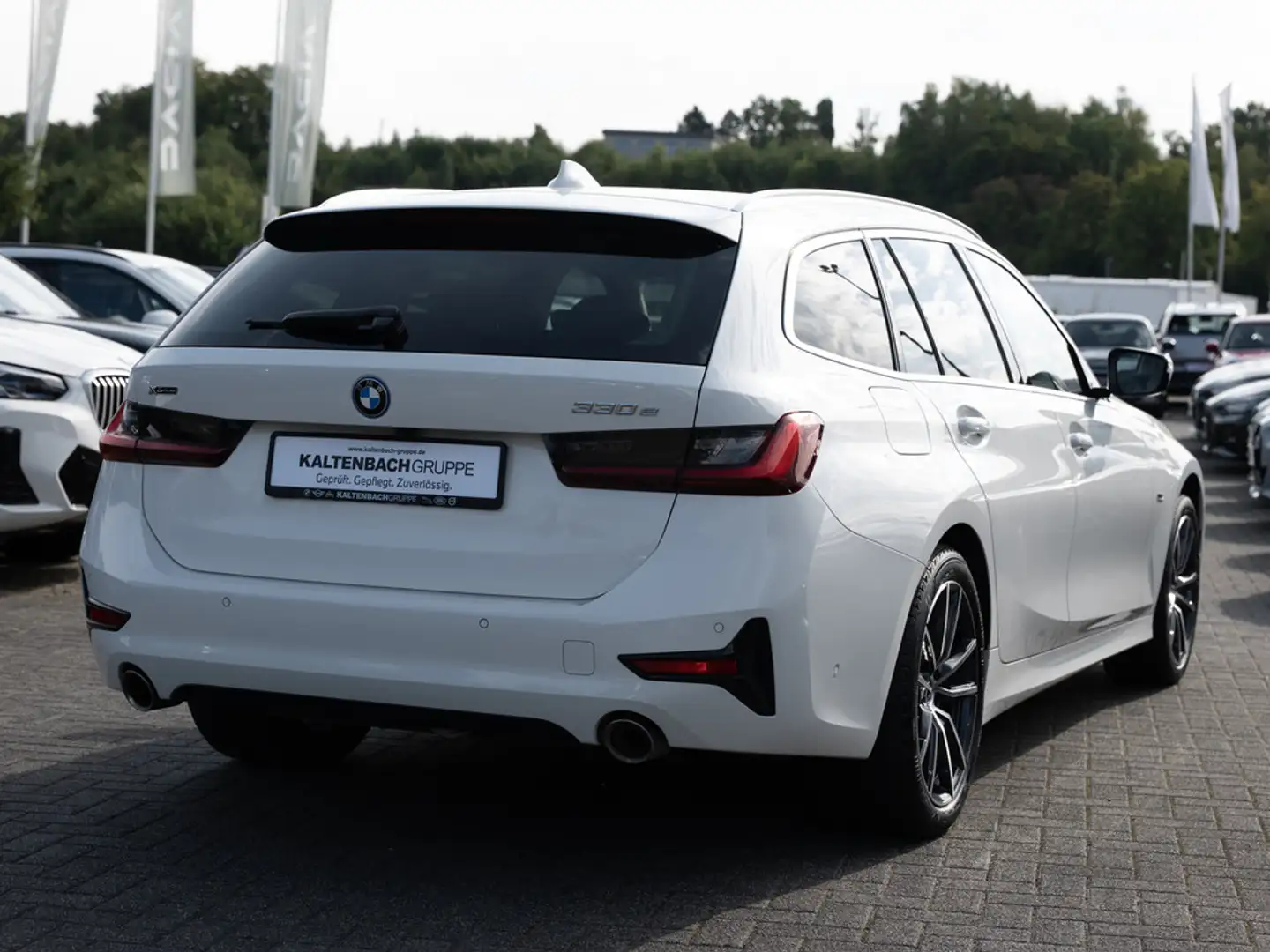 BMW 330 e Touring xDrive Sport Line AHK HUD LASER Blanc - 2