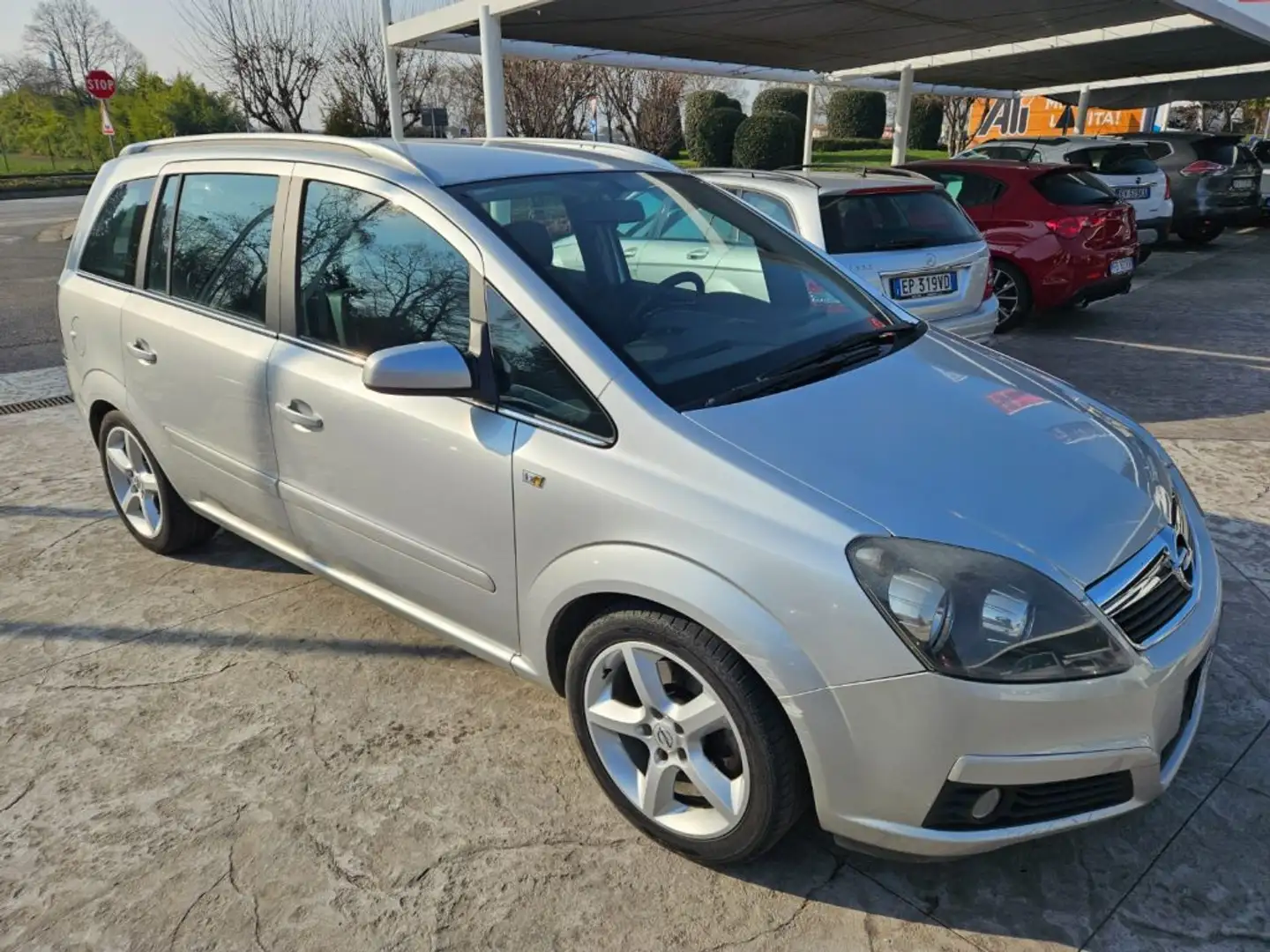 Opel Zafira 1.9 CDTI 120CV Cosmo srebrna - 1