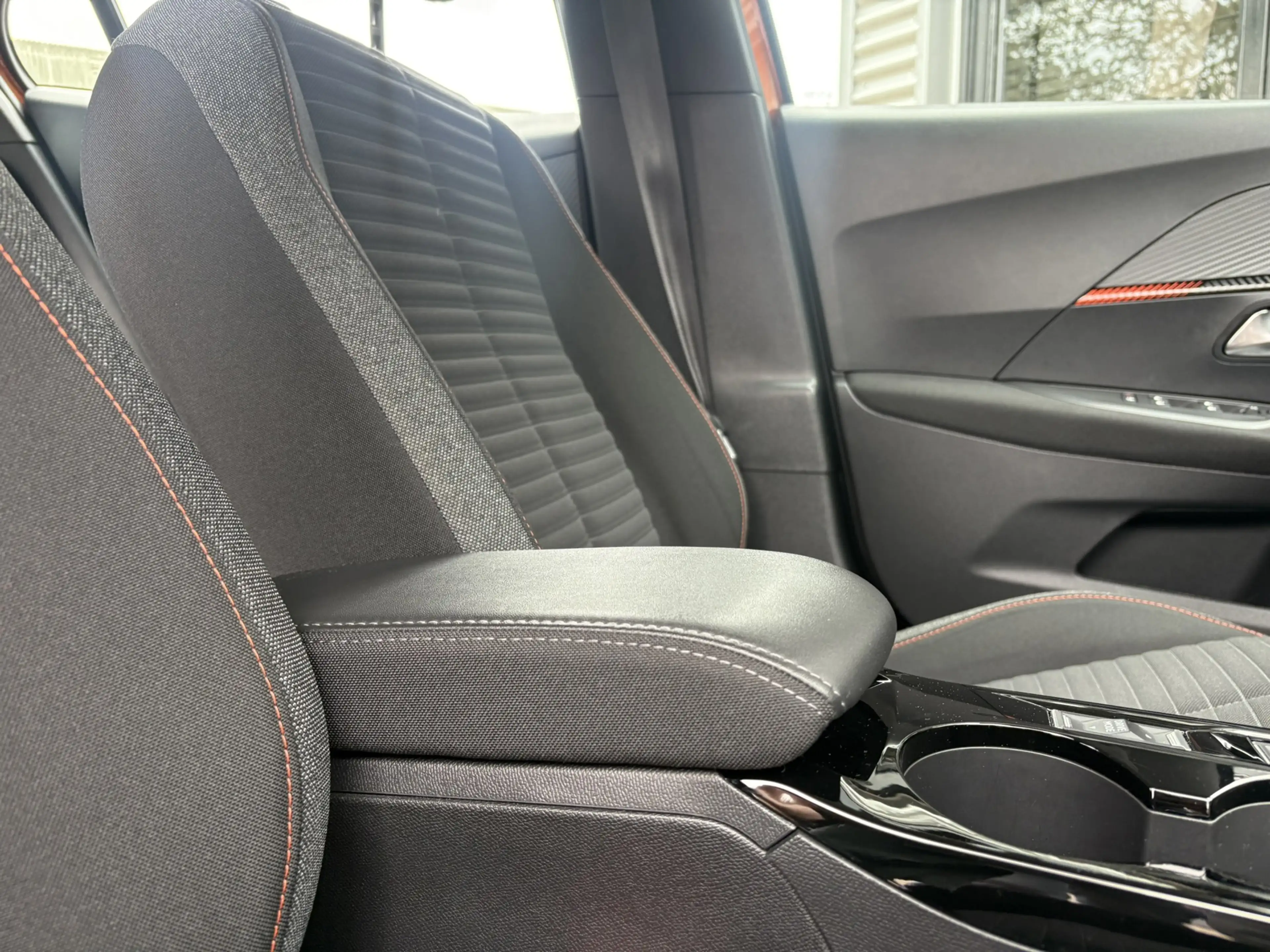 Peugeot e-2008 EV Active Pack 50 kWh -SOH 91.5%- 3 FASE-CLIMA-CAM — photo 10