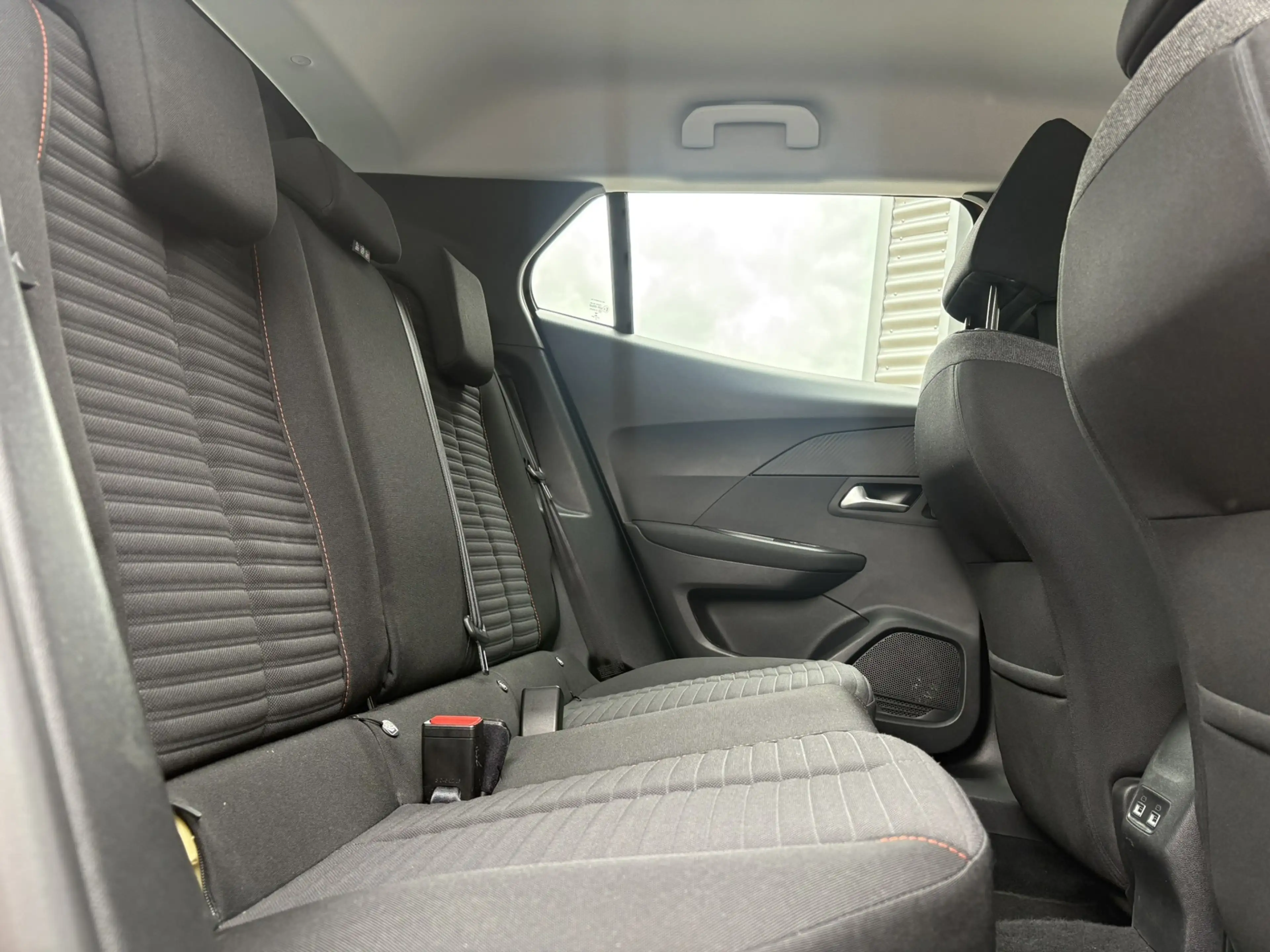 Peugeot e-2008 EV Active Pack 50 kWh -SOH 91.5%- 3 FASE-CLIMA-CAM — photo 11