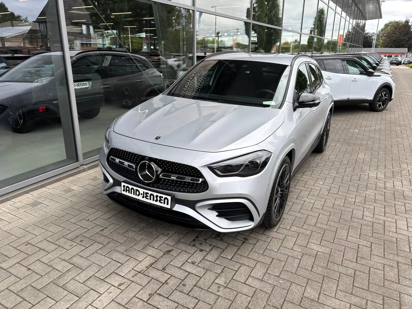 Mercedes-Benz GLA 250 4M AMG Line Premium Night AHK Fahrerass Silber - 2