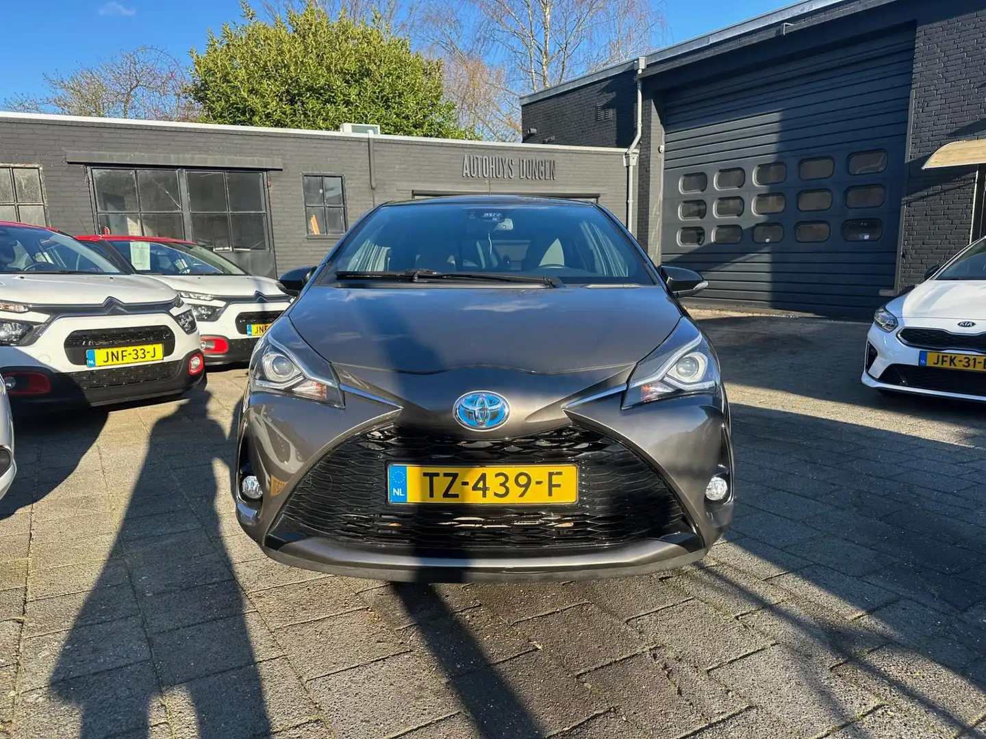 Toyota Yaris 1.5 Hybrid (100pk) Bi-Tone! Aut! Navi! Bluetooth! Gris - 2