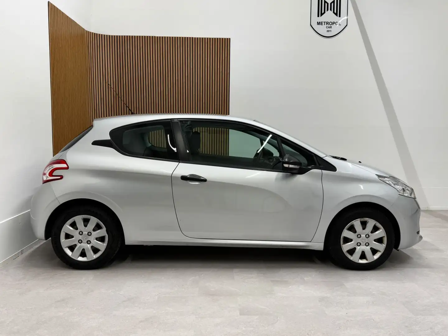 Peugeot 208 Access 1.0 KLIMA/TEMP/ZV/SERVO+TÜV 09.26 Silber - 2
