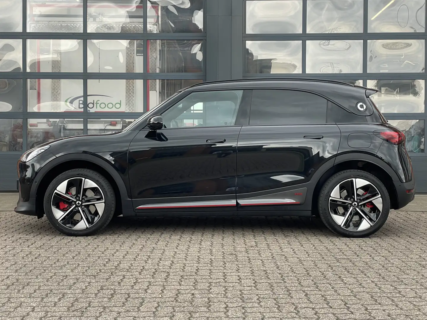 smart #1 BRABUS 66 kWh 428 Pk | Panoramadak | Beats Audio | Zwart - 2