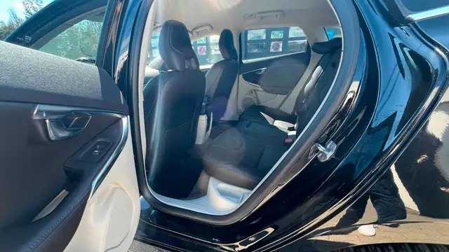 Volvo V40 view 16
