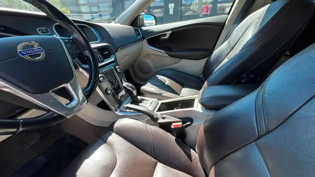 Volvo V40 view 10