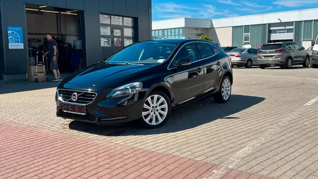 Volvo V40 view 2