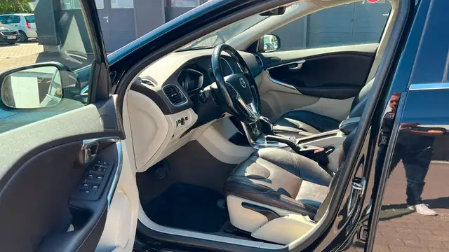 Volvo V40 view 17