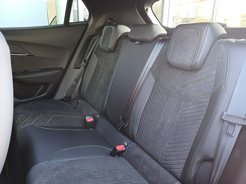 Peugeot e-2008 54kWh GT DEMO — photo 10