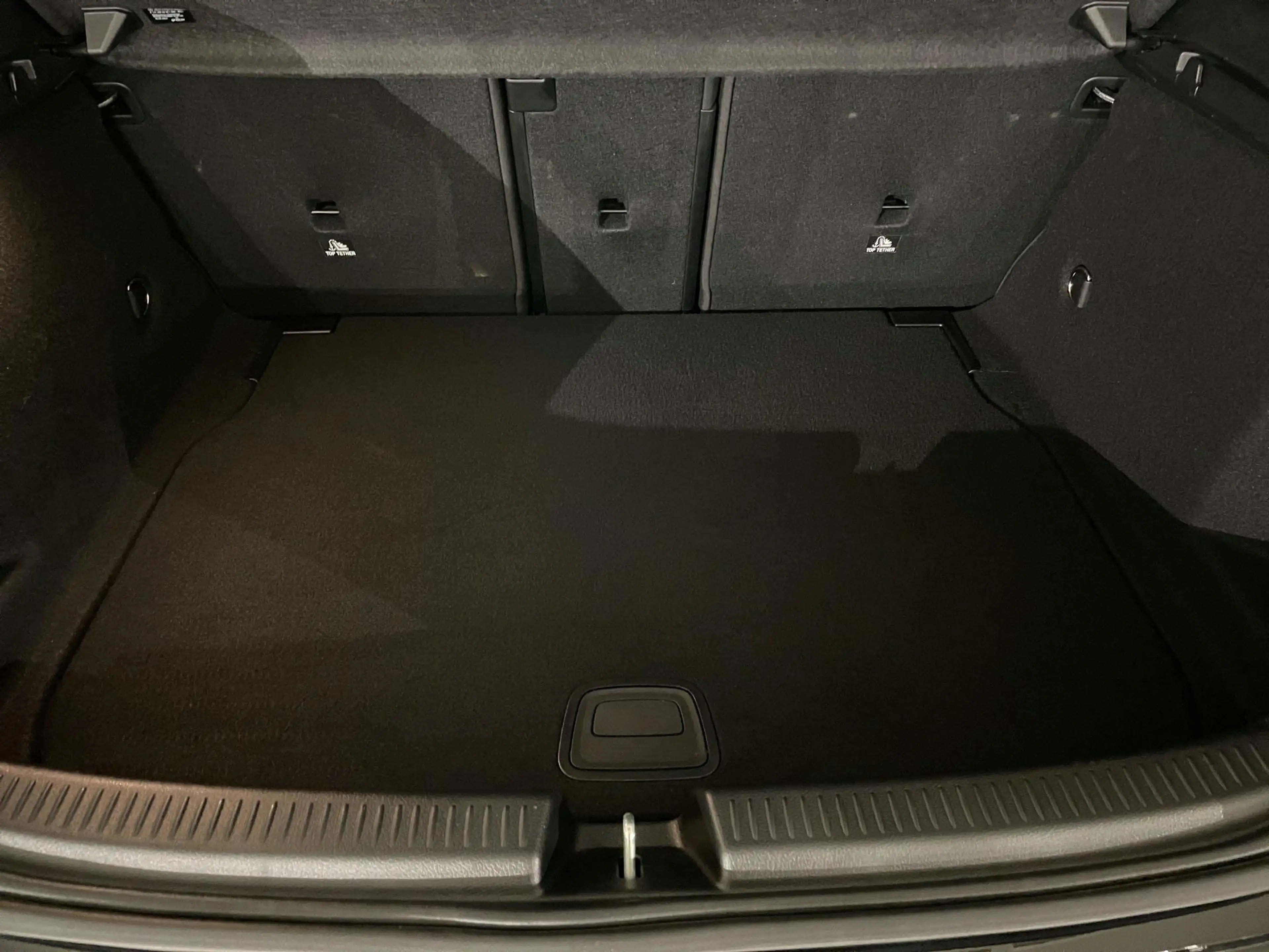 Mercedes-Benz A 200 1.3 hatchback AMG EDITION — photo 12