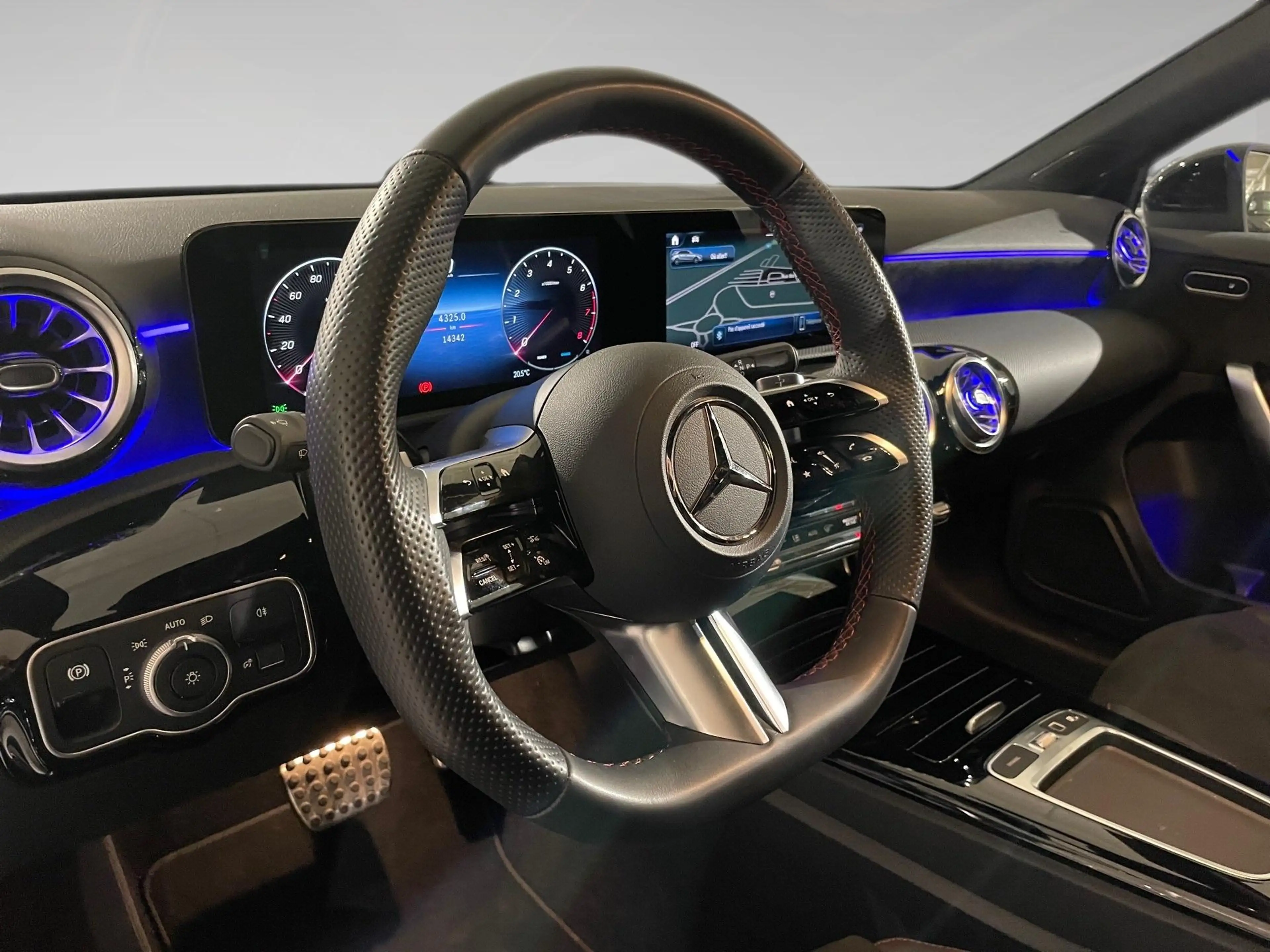 Mercedes-Benz A 200 1.3 hatchback AMG EDITION — photo 8