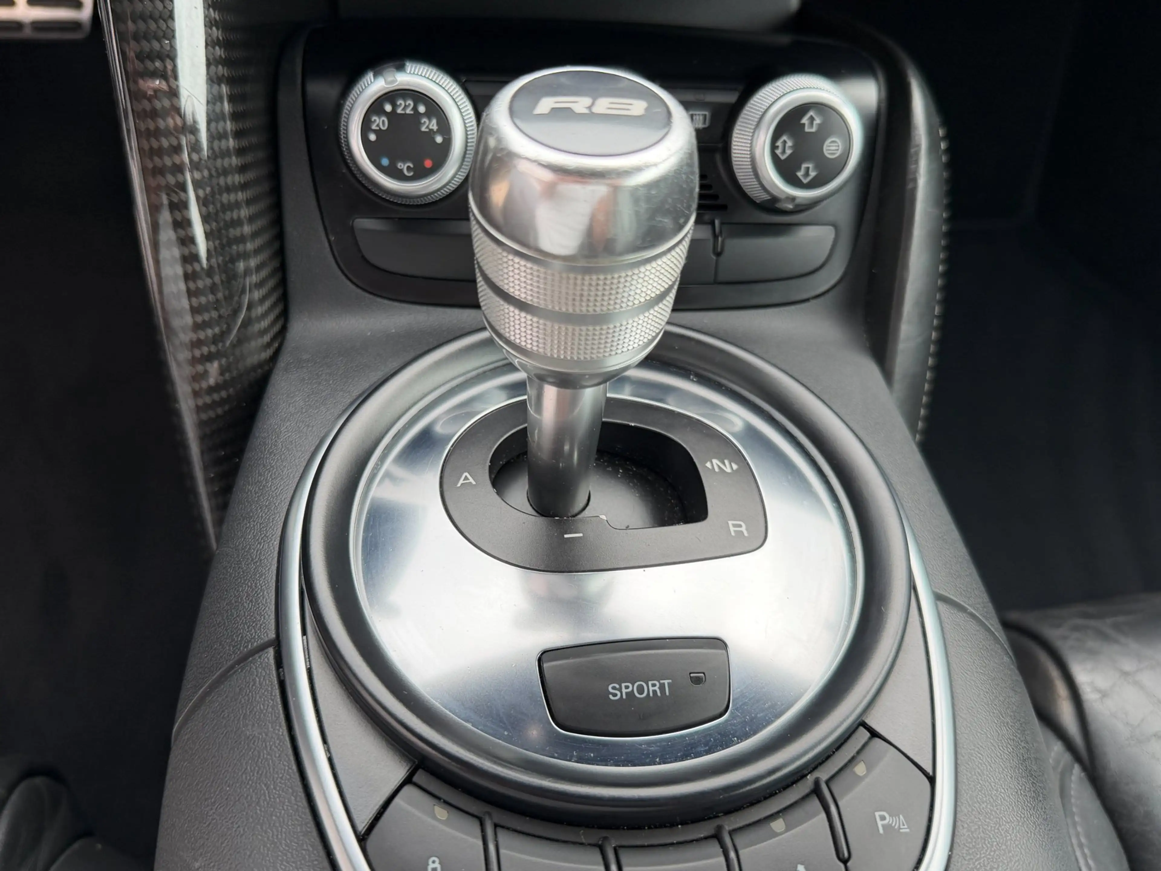 Audi R8 4.2 V8 FSI Quattro / Carbon / B&O / Alcantara / in — photo 37