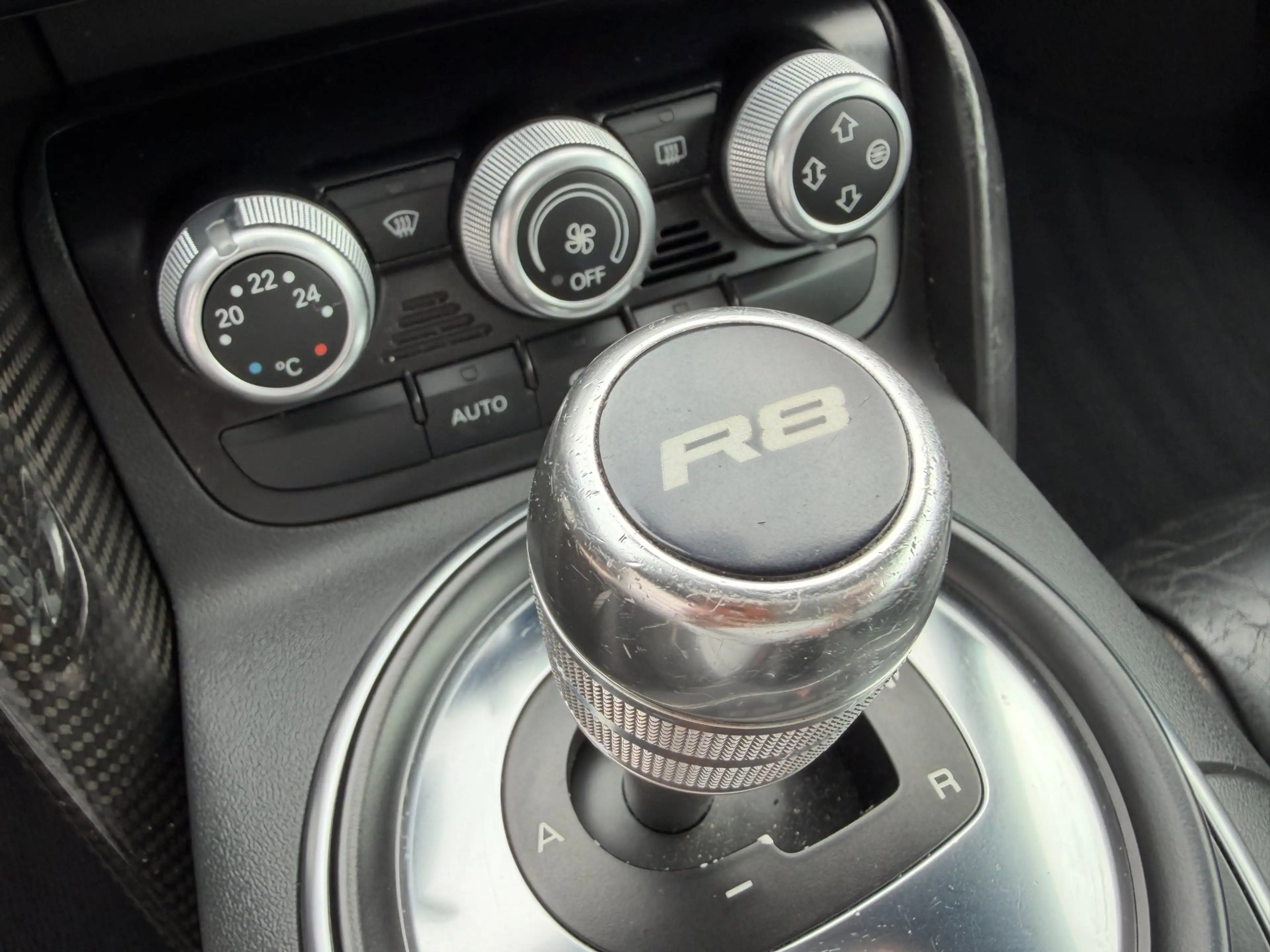 Audi R8 4.2 V8 FSI Quattro / Carbon / B&O / Alcantara / in — photo 38
