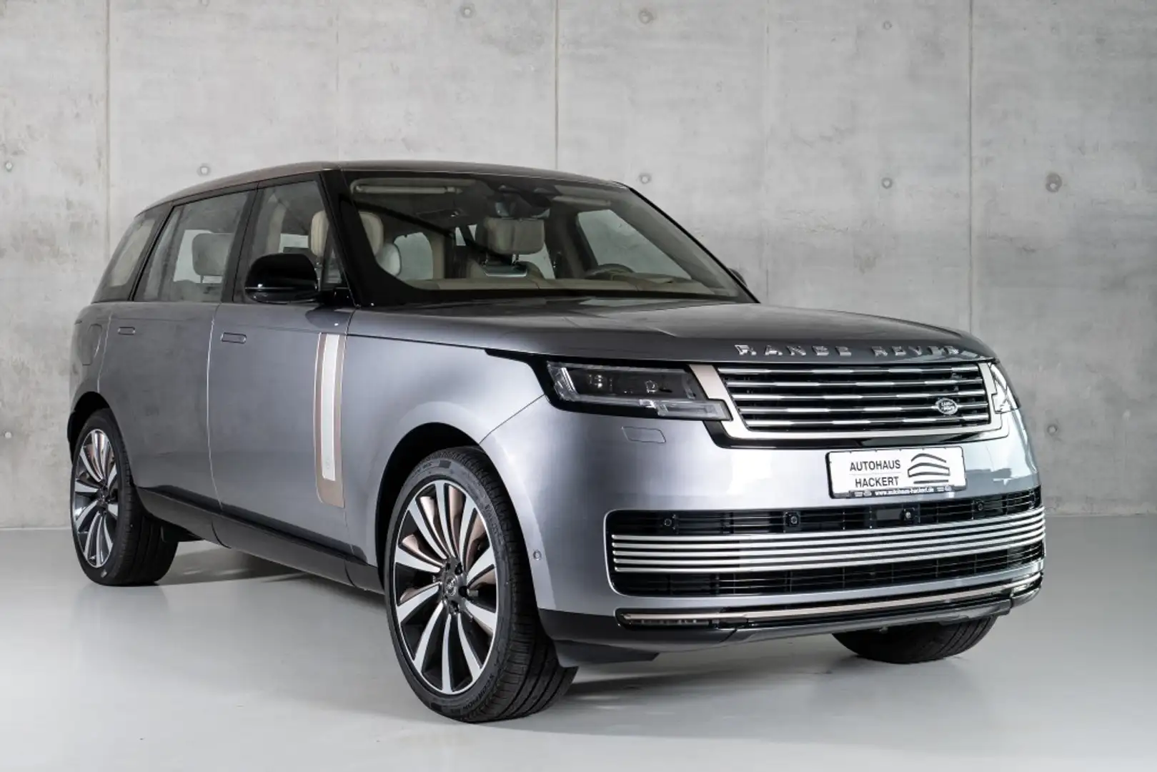 Land Rover Range Rover SV LWB Signature Suite on stock Schwarz - 1