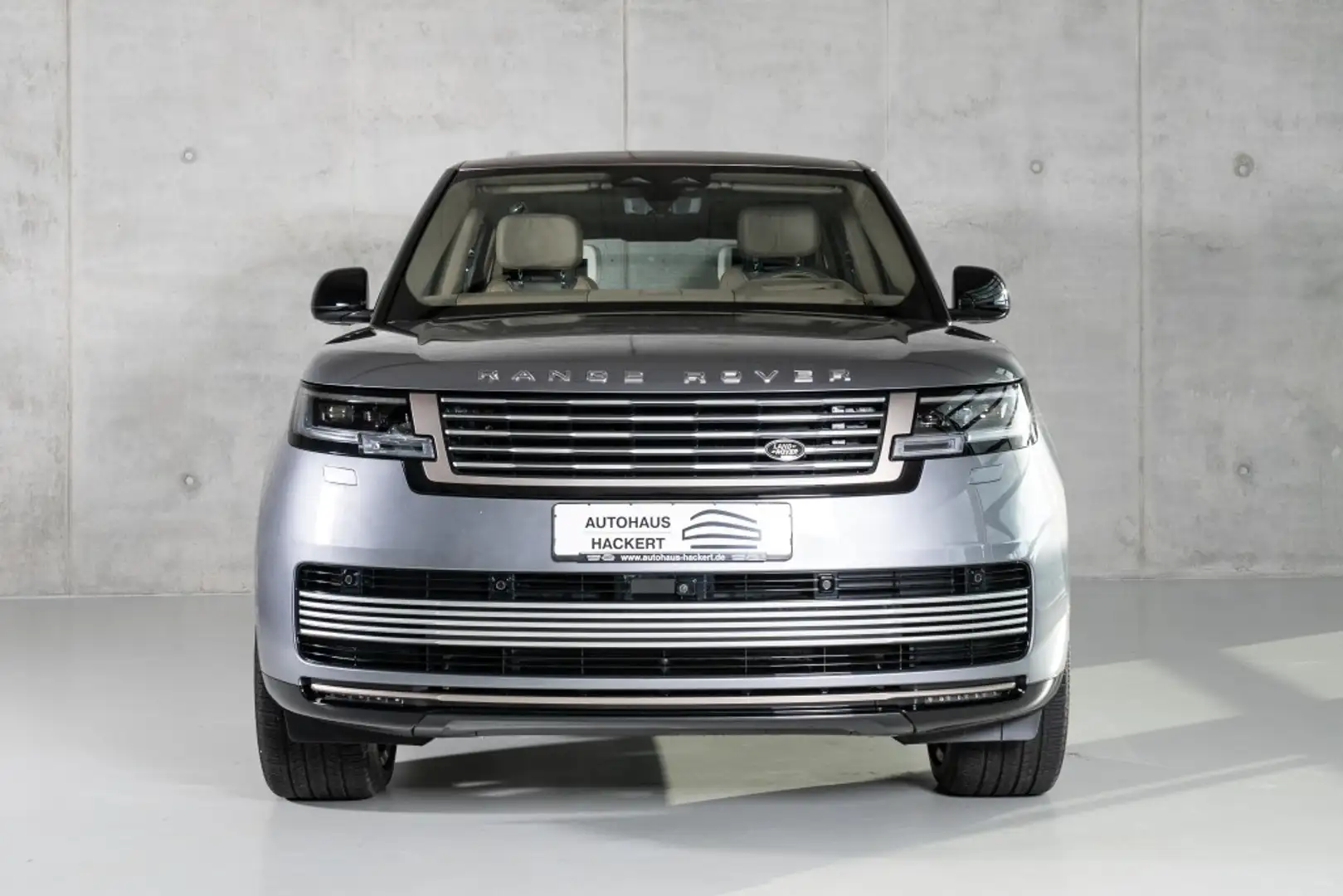 Land Rover Range Rover SV LWB Signature Suite on stock Schwarz - 2