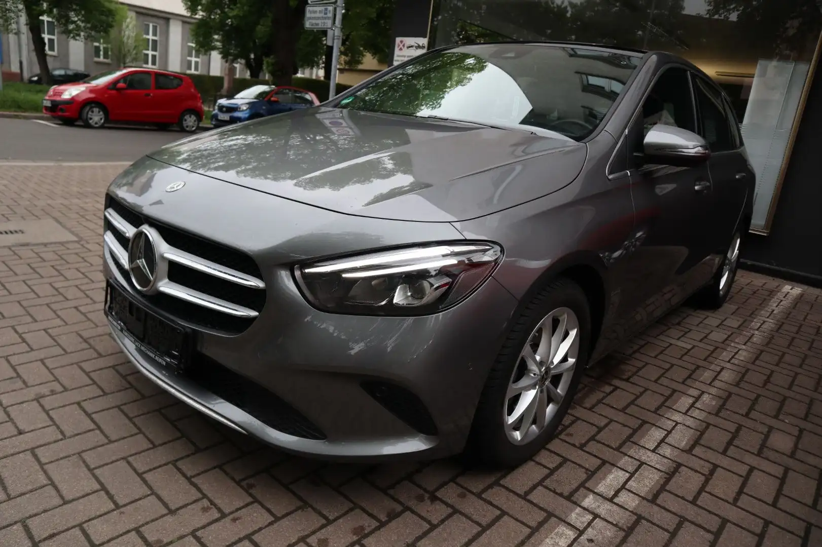 Mercedes-Benz B 220 4Matic/Panorama/Leder/ 360° Kamera/LED Grau - 2
