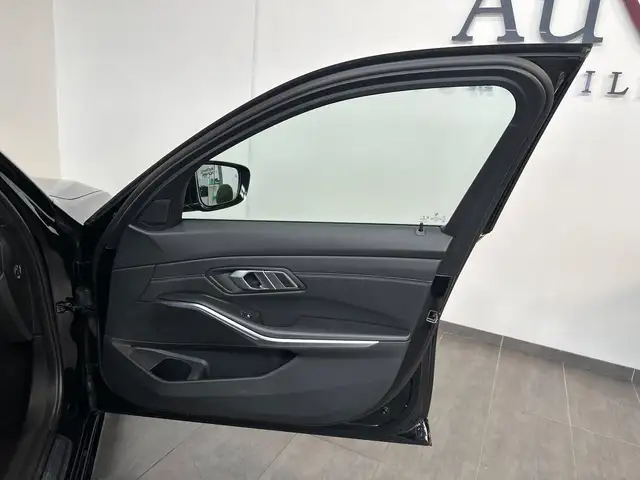 BMW 3 Series view 7