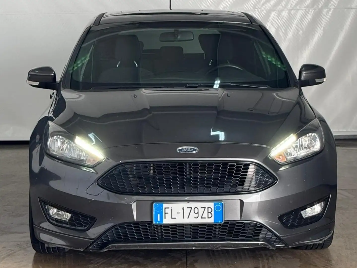 Ford Focus Focus IV 2015 5p 1.5 tdci ST-Line Business s Gris - 2
