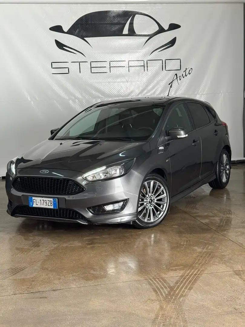 Ford Focus Focus IV 2015 5p 1.5 tdci ST-Line Business s Gris - 1