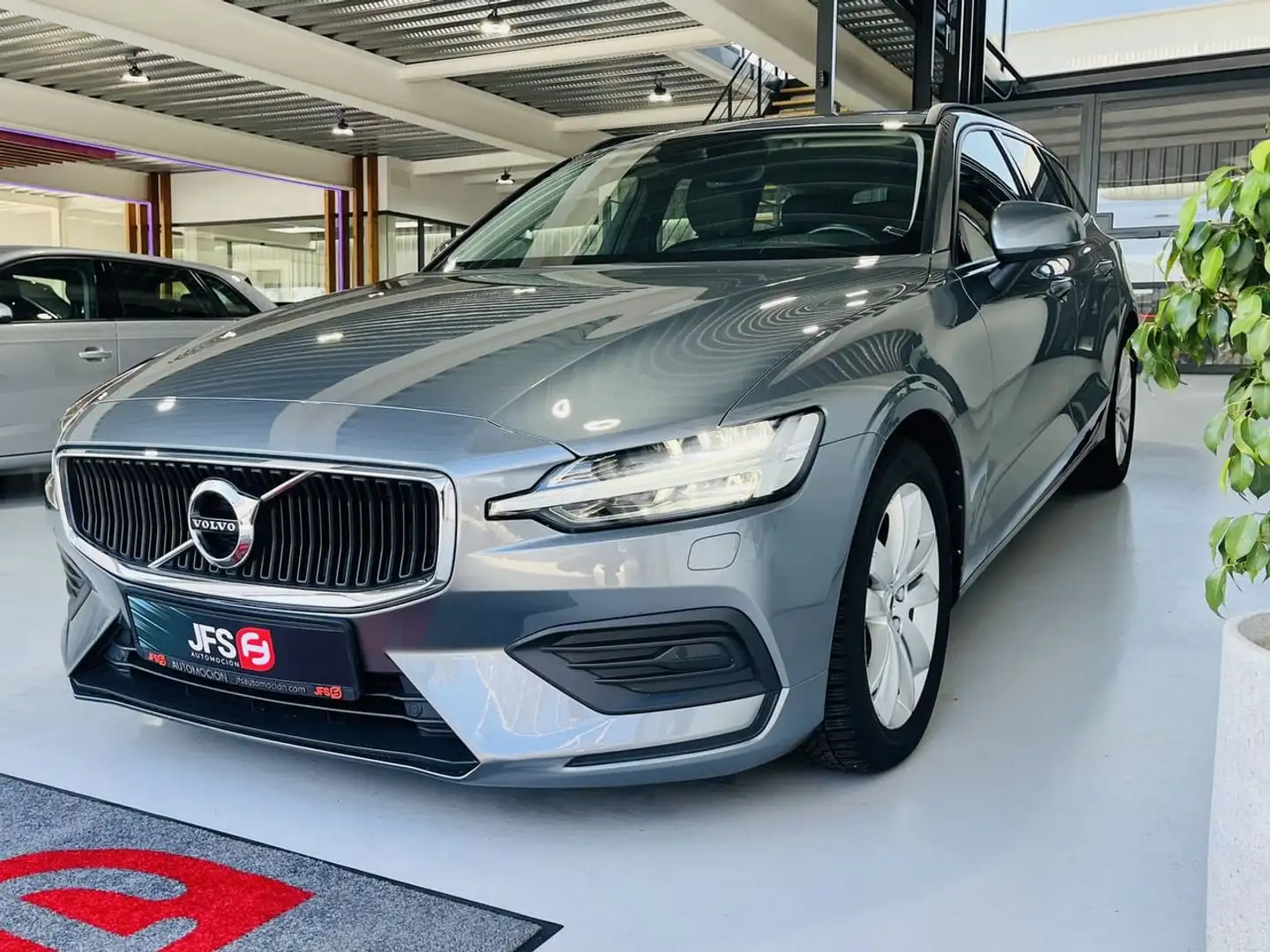Volvo V60 D3 Momentum Aut. 150 Gris - 2