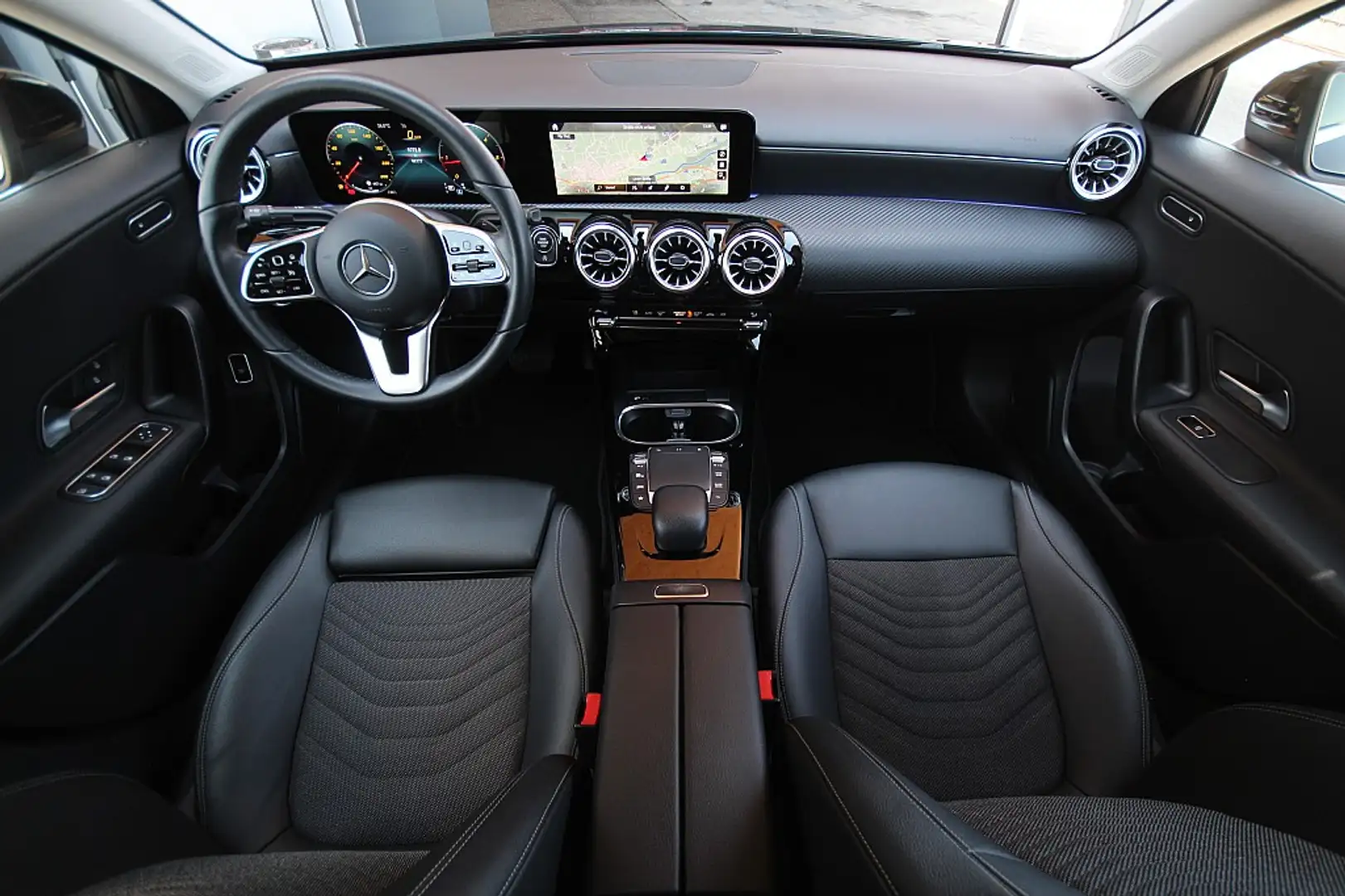 Mercedes-Benz A 180 d Limousine Aut. |LED |Navi |Ambientenbeleuchtu... Schwarz - 2