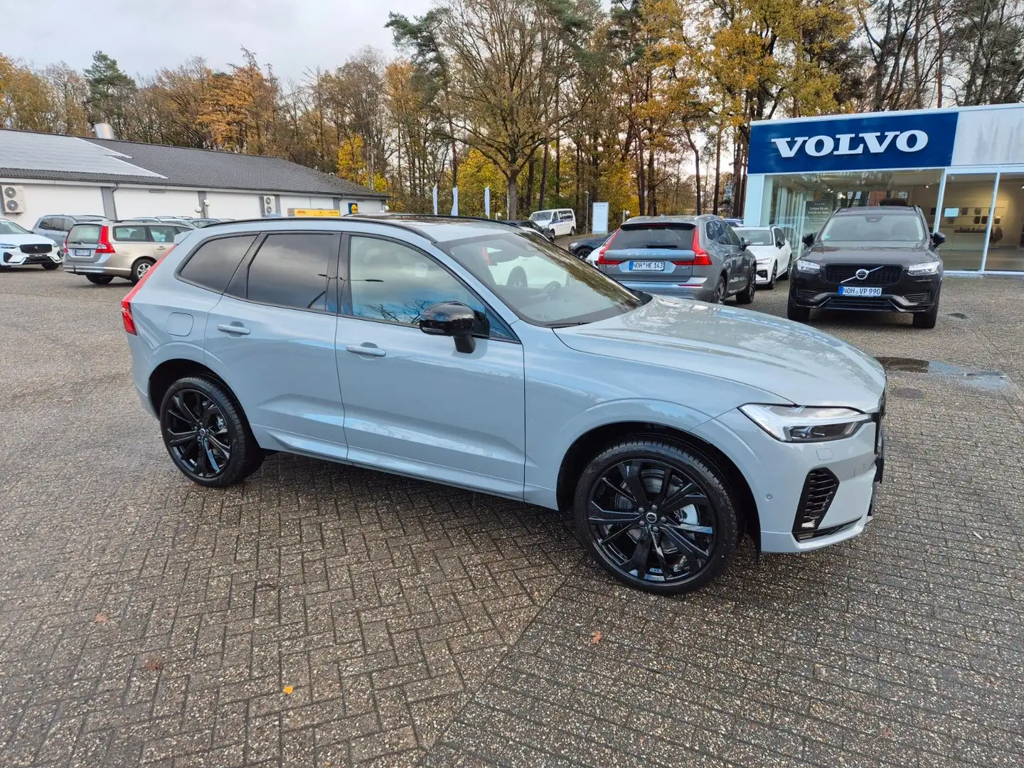 Volvo XC60 Ultra Black Edition Recharge Plug-In Hybrid Grau - 1