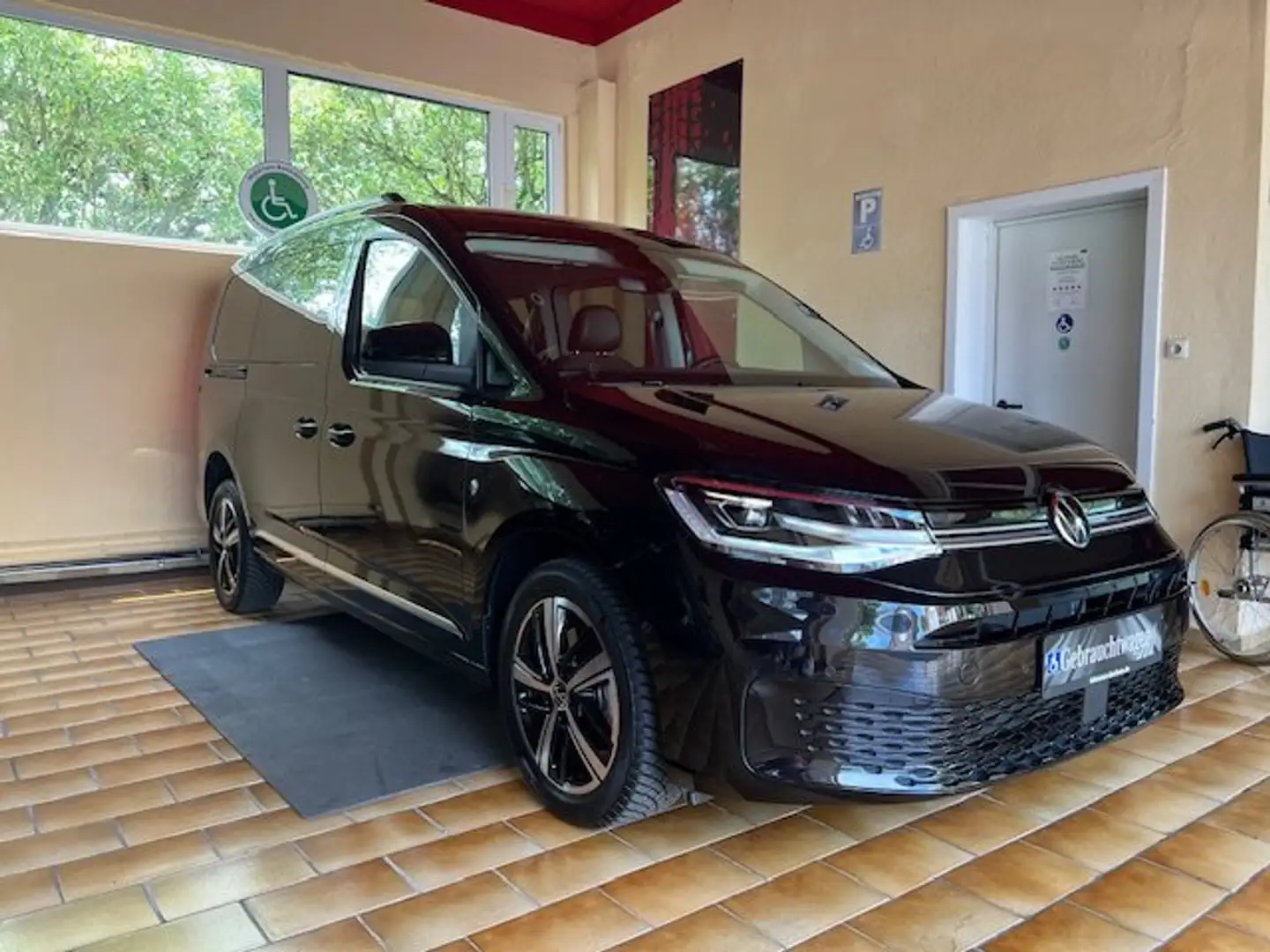 Volkswagen Caddy Maxi Style Rollstuhlrampe Futuresafe Pan digCo Kam Schwarz - 2