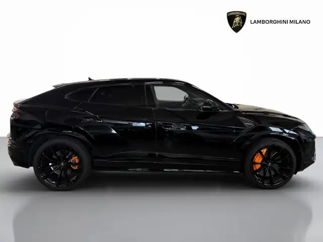 Lamborghini Urus view 6