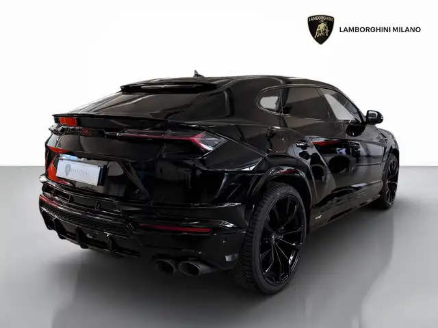 Lamborghini Urus view 5