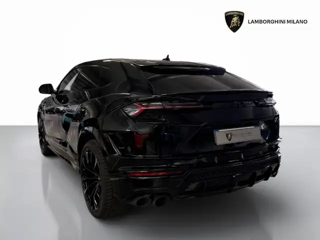 Lamborghini Urus view 3