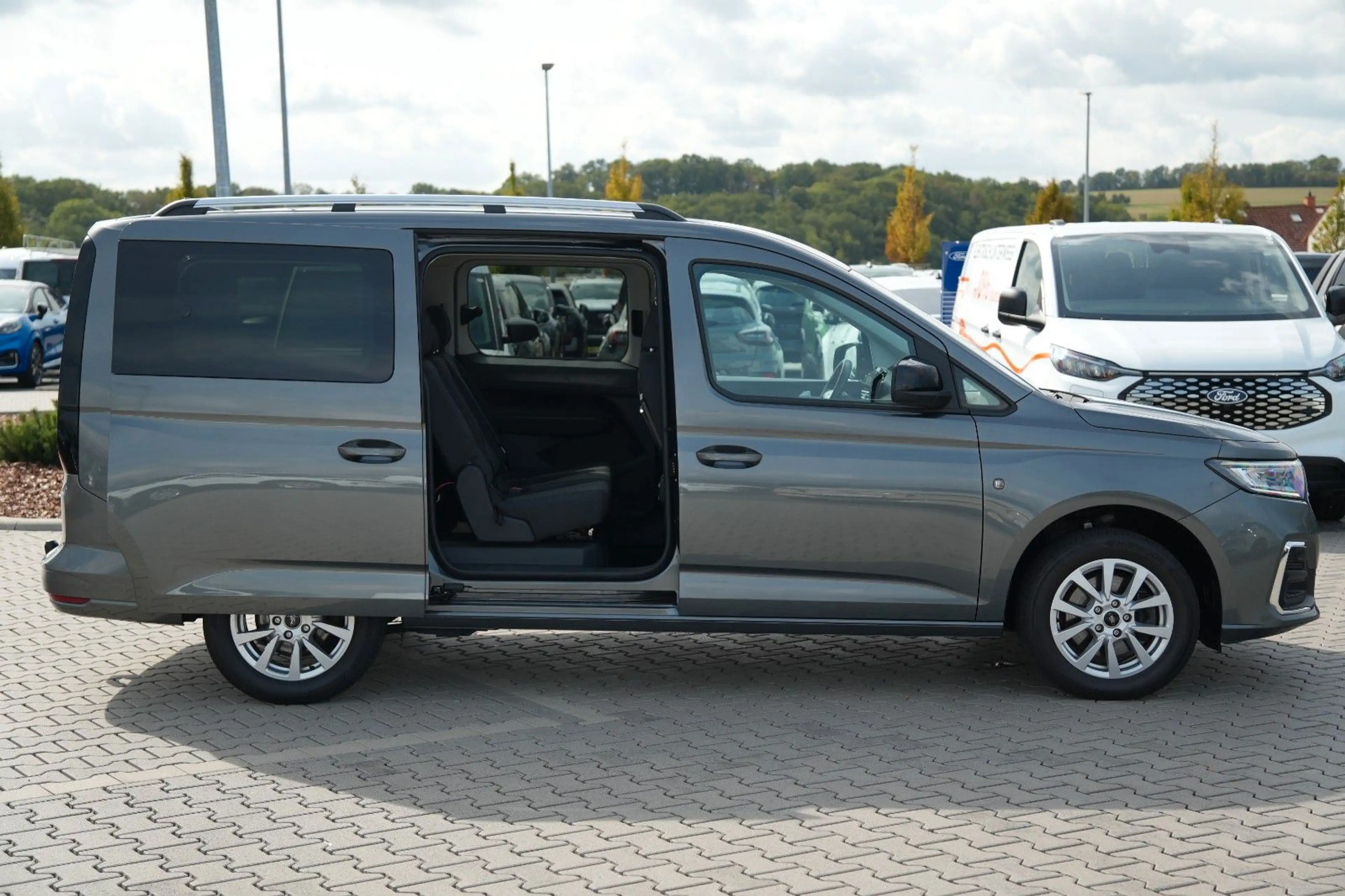 Ford Grand Tourneo Connect Titanium 2.0 EcoBlue — photo 12