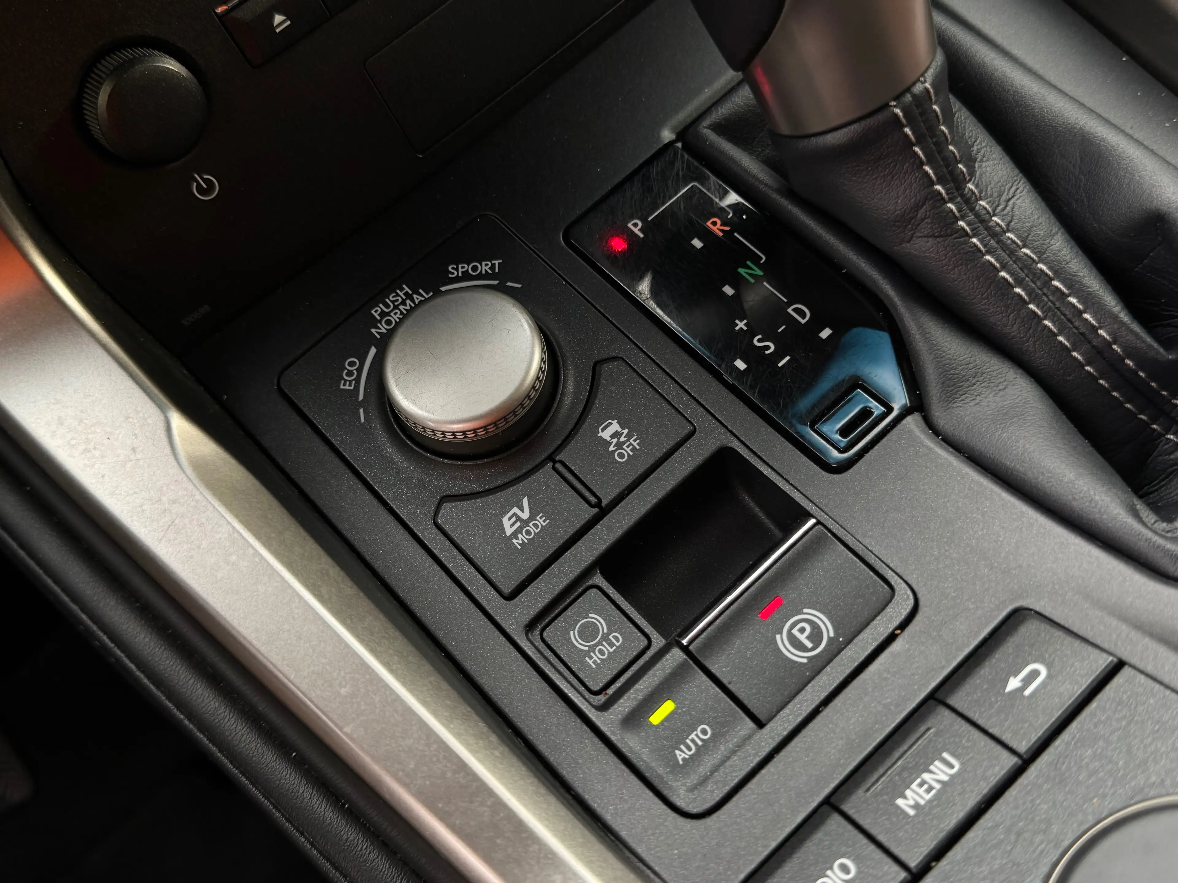 Lexus NX 300h 2.5i HYBRID / BOITE AUTO / FULLOPTIONS / 1PROP CARNET LEXUS — photo 13